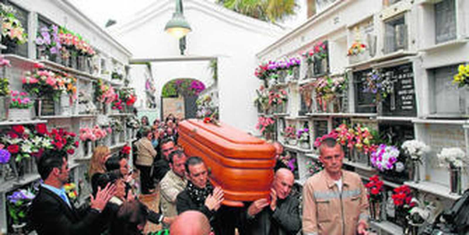 "Se fue la 'loba', la del fuego en la garganta"