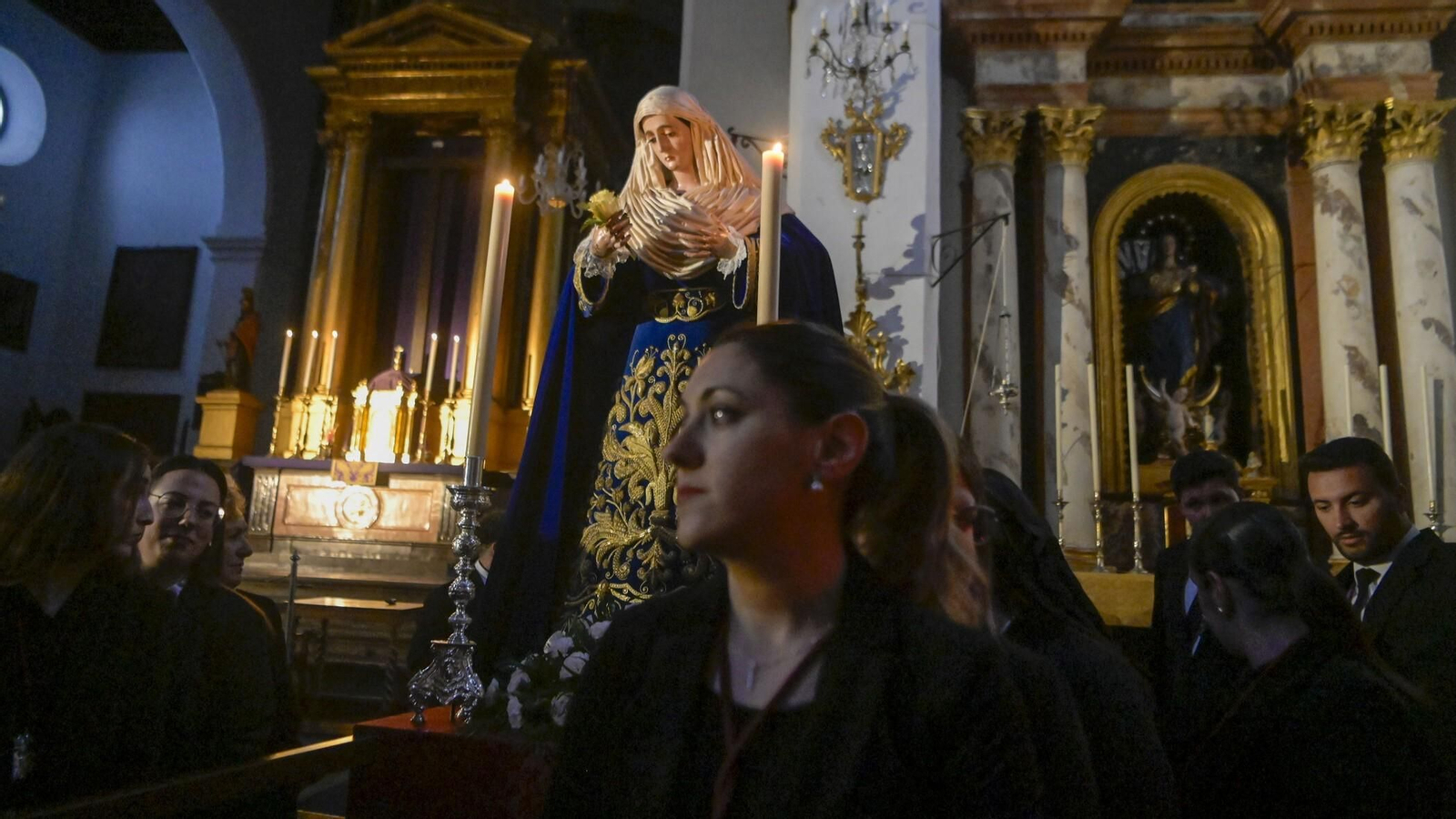 Multitudinario traslado de María Santísima de las Maravillas al paso de palio