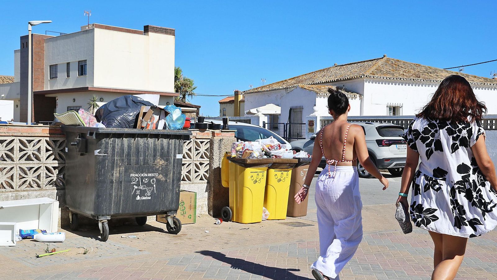Basura acumulada en una de las calles de Punta Umbría.