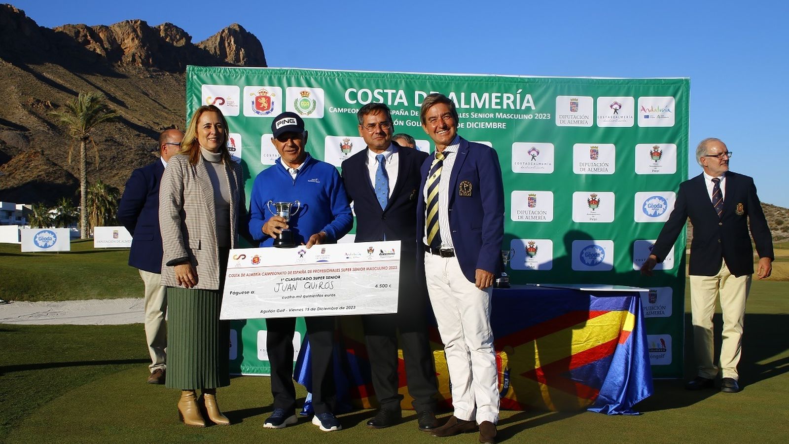 El gaditano Juan Quirós recibe sus obsequios como ganador en la categoría Súper Senior.