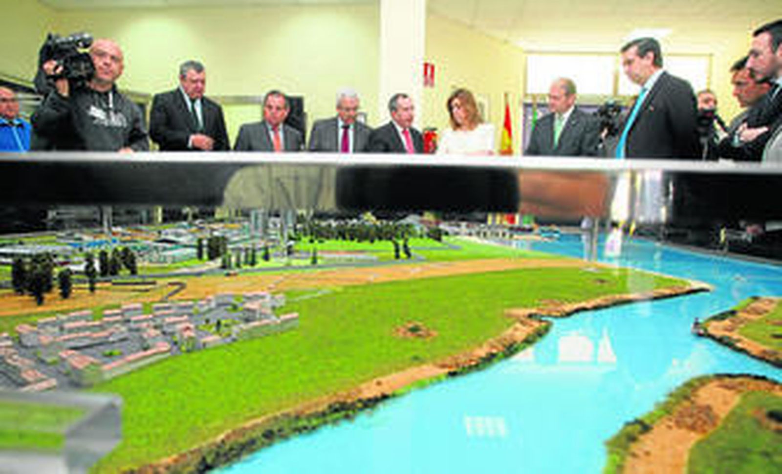 El director de la factoría, Antonio Moreno, explica a la presidenta andaluza, Susana Díaz, la distribución de la fábrica.