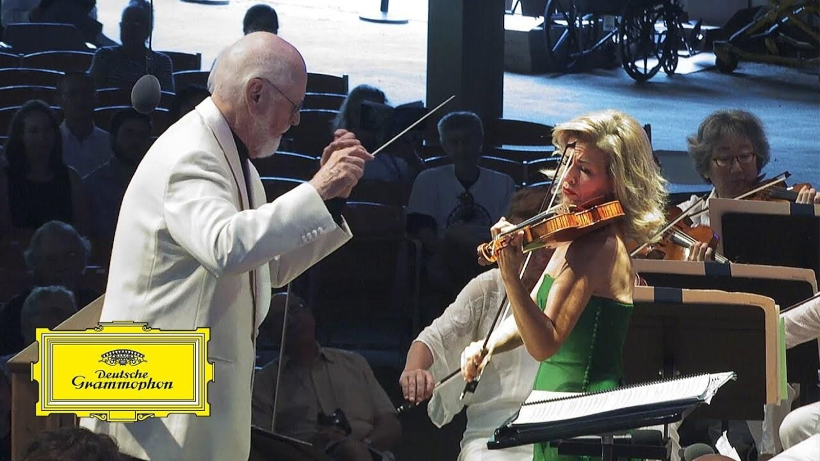 John Williams dirige a Anne-Sophie Mutter en una imagen promocional del nuevo disco.