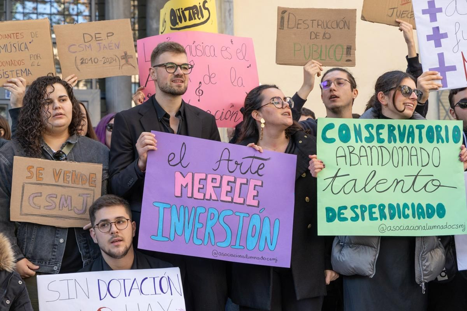 Concentración del alumnado del Conservatorio Superior de Música de Jaén para reclamar a la Junta de Andalucía que cumpla con los compromisos de dotación instrumental de la nueva sede