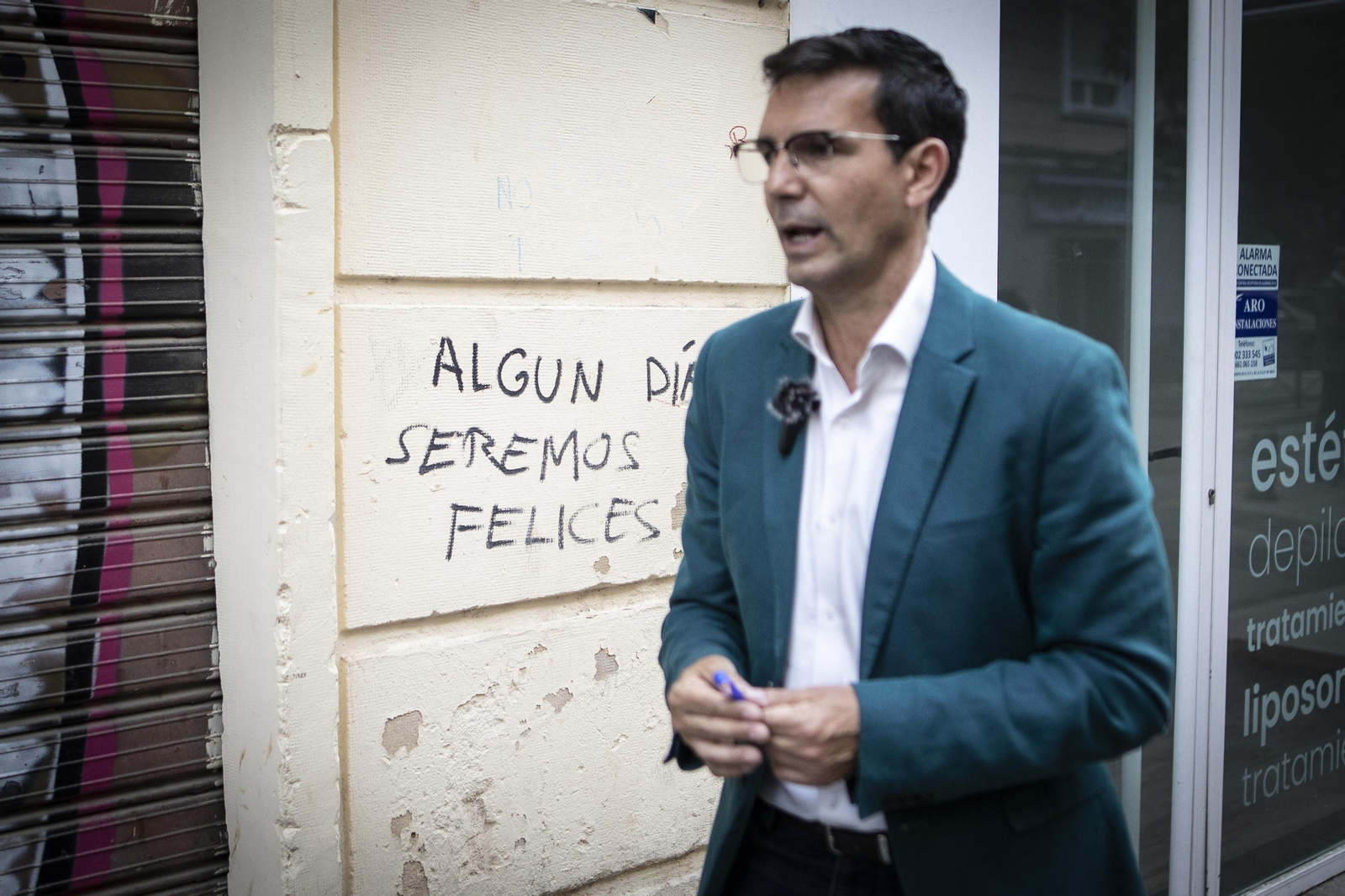 El paseo con Paco Cuenca, candidato del PSOE a la Alcaldía de Granada, en imágenes
