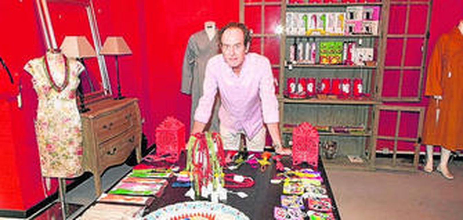 El polifacético Carlos Telmo en su nueva tienda de la calle Regina.