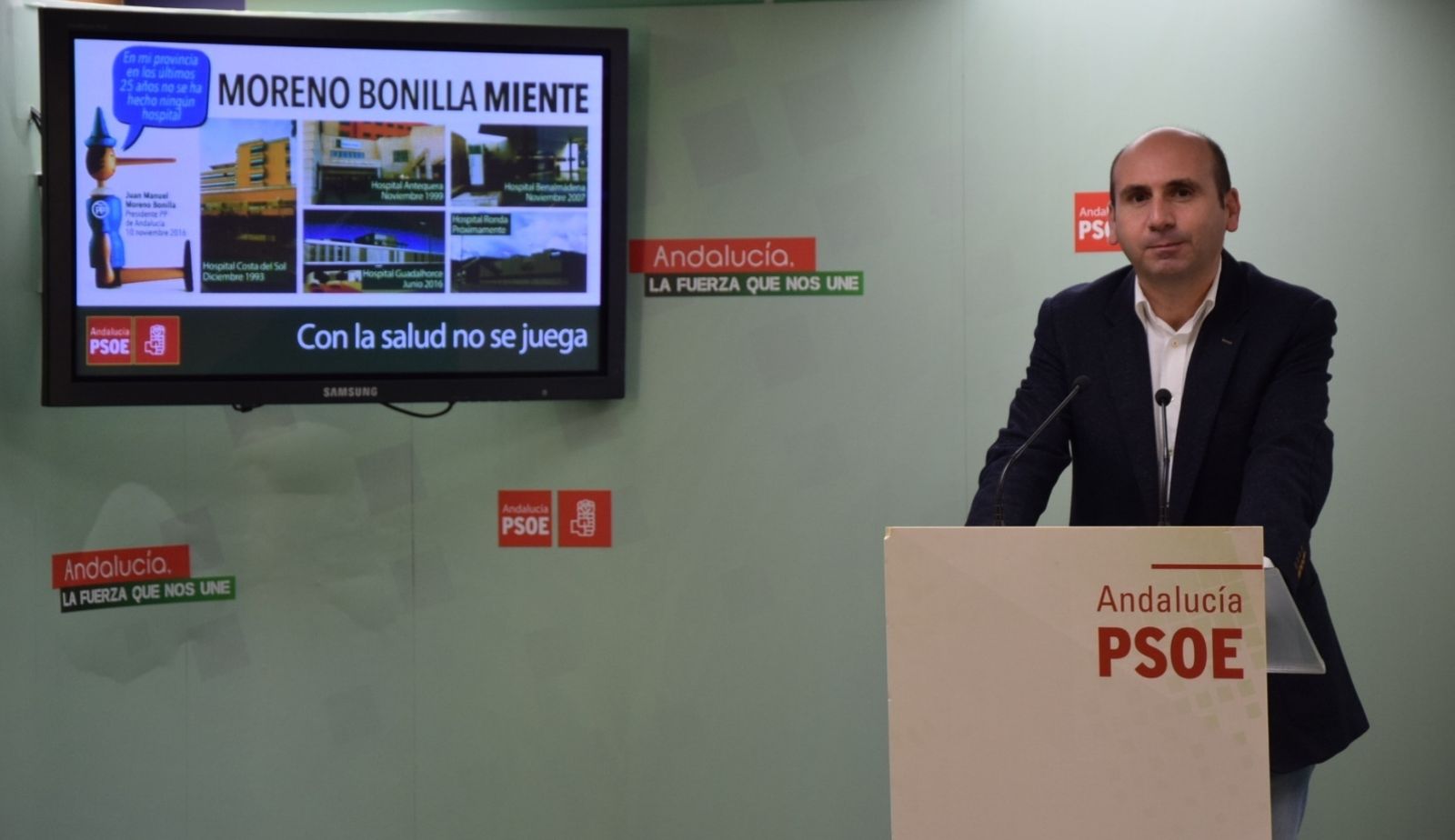 El socialista Francisco Conejo explica la posición de su partido sobre la sanidad pública ayer en Málaga.