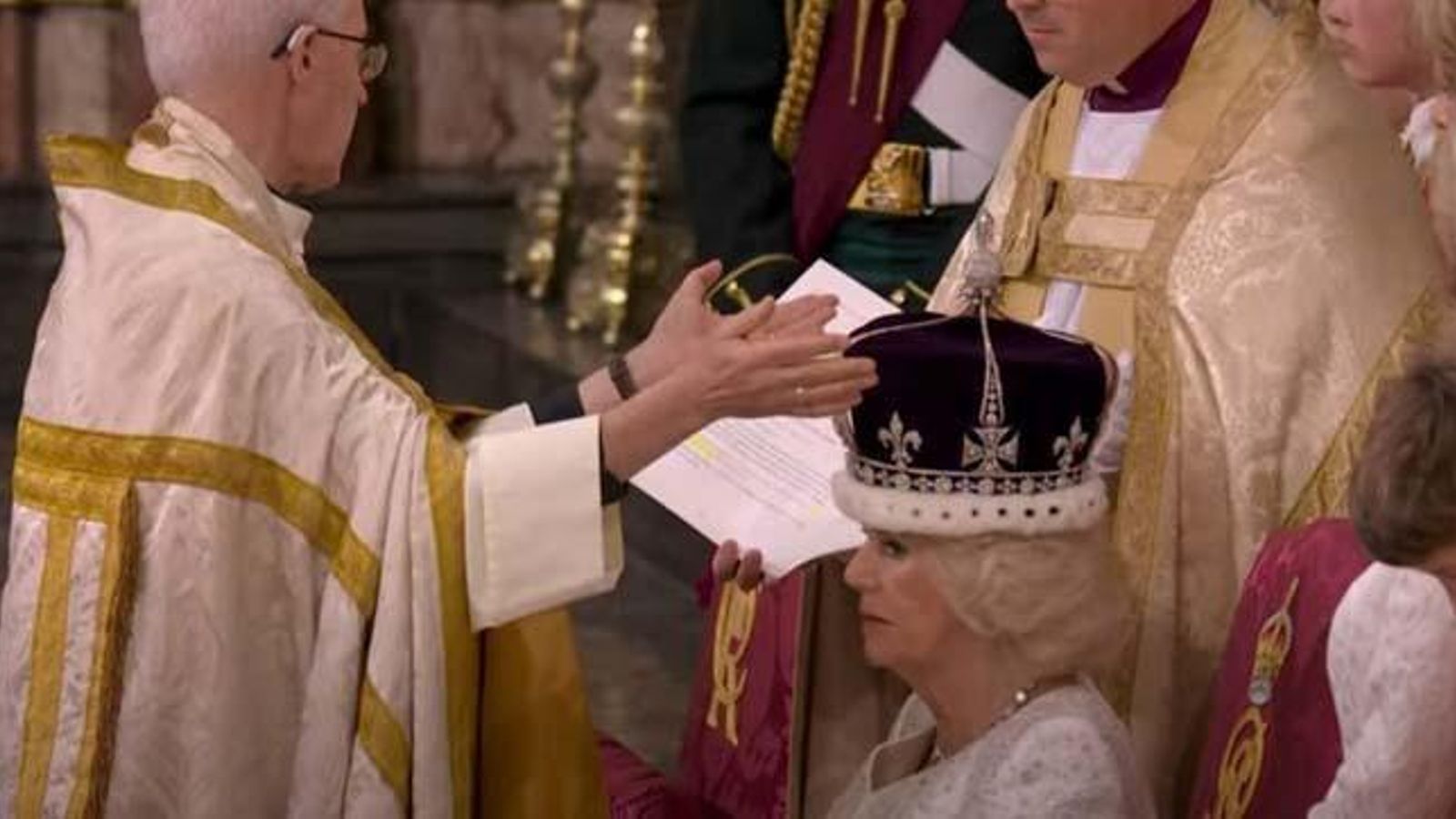 Camila es coronada como reina