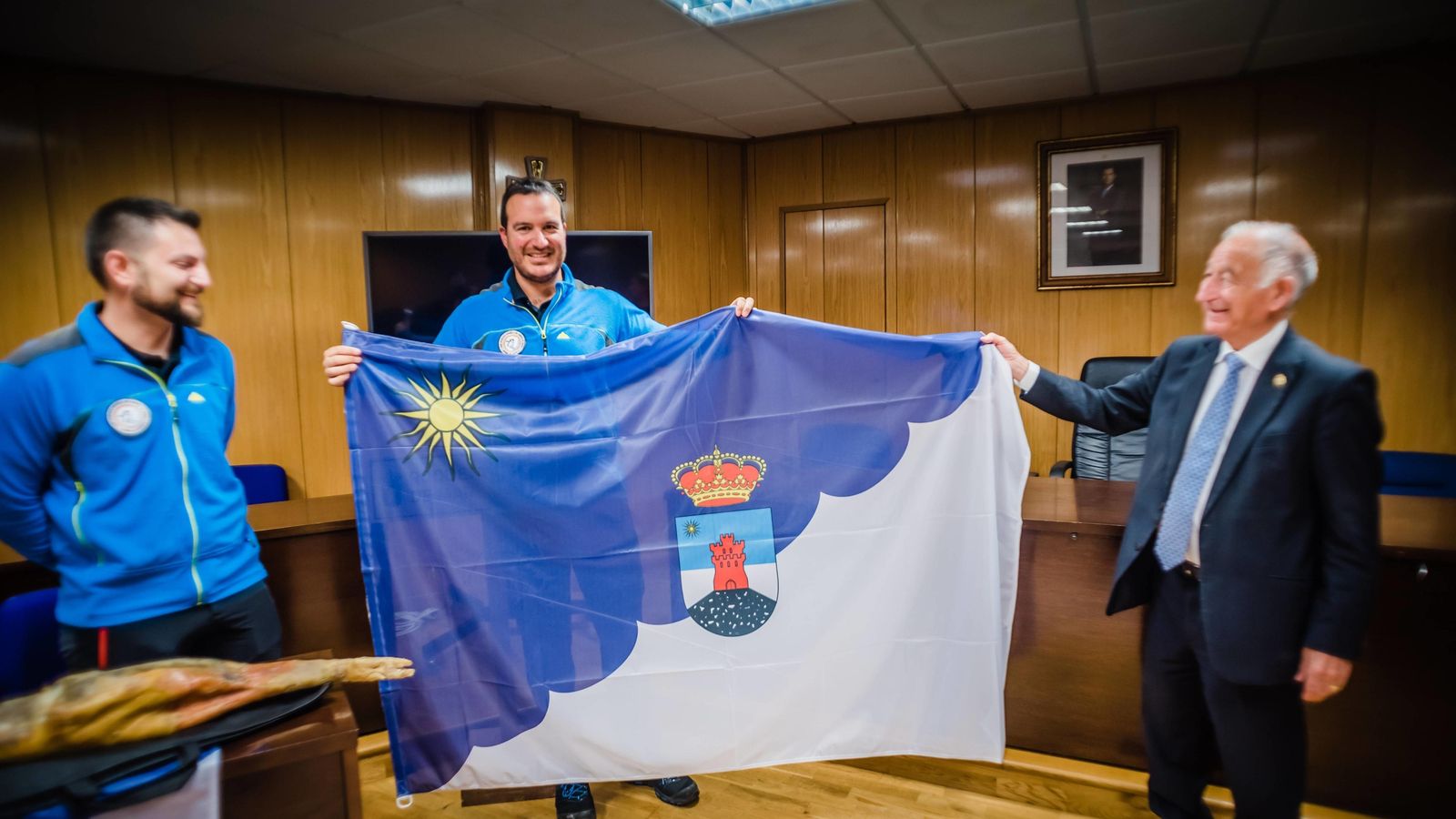 Garrido, con la bandera de Roquetas que recibió de manos de Gabriel Amat
