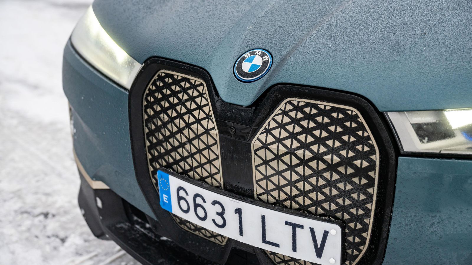 La calandra cerrada, bajo la que se sitúan algunos de los sensores de este coche, puede repararse aplicándole calor para eliminar así los pequeños arañazos.