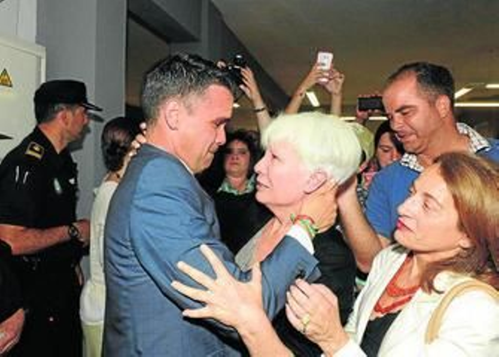 Bernal, visiblemente emocionado, recibe el apoyo de sus simpatizantes.