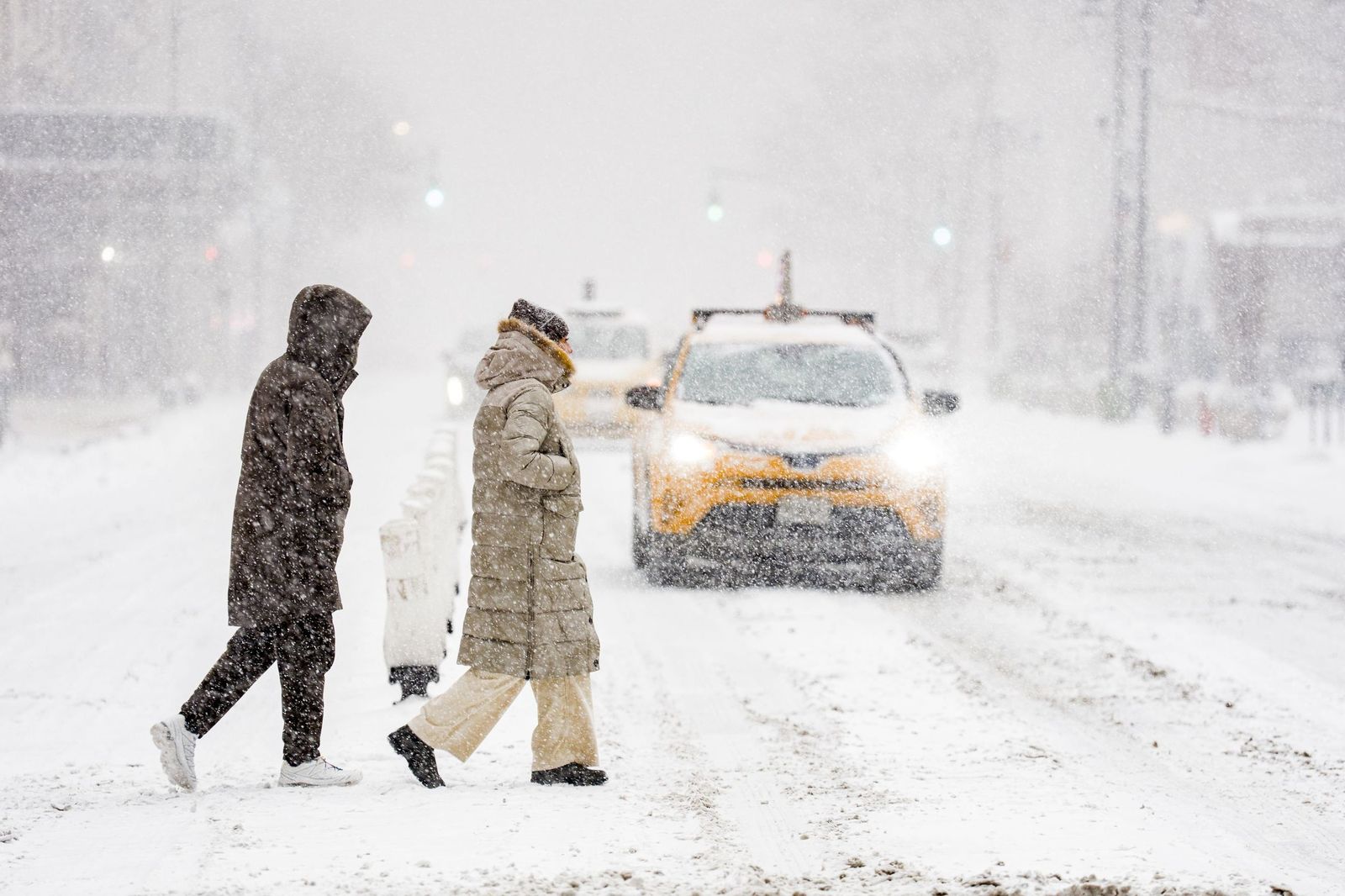 Las gélidas y blancas imágenes que deja la tormenta monstruosa en los EEUU