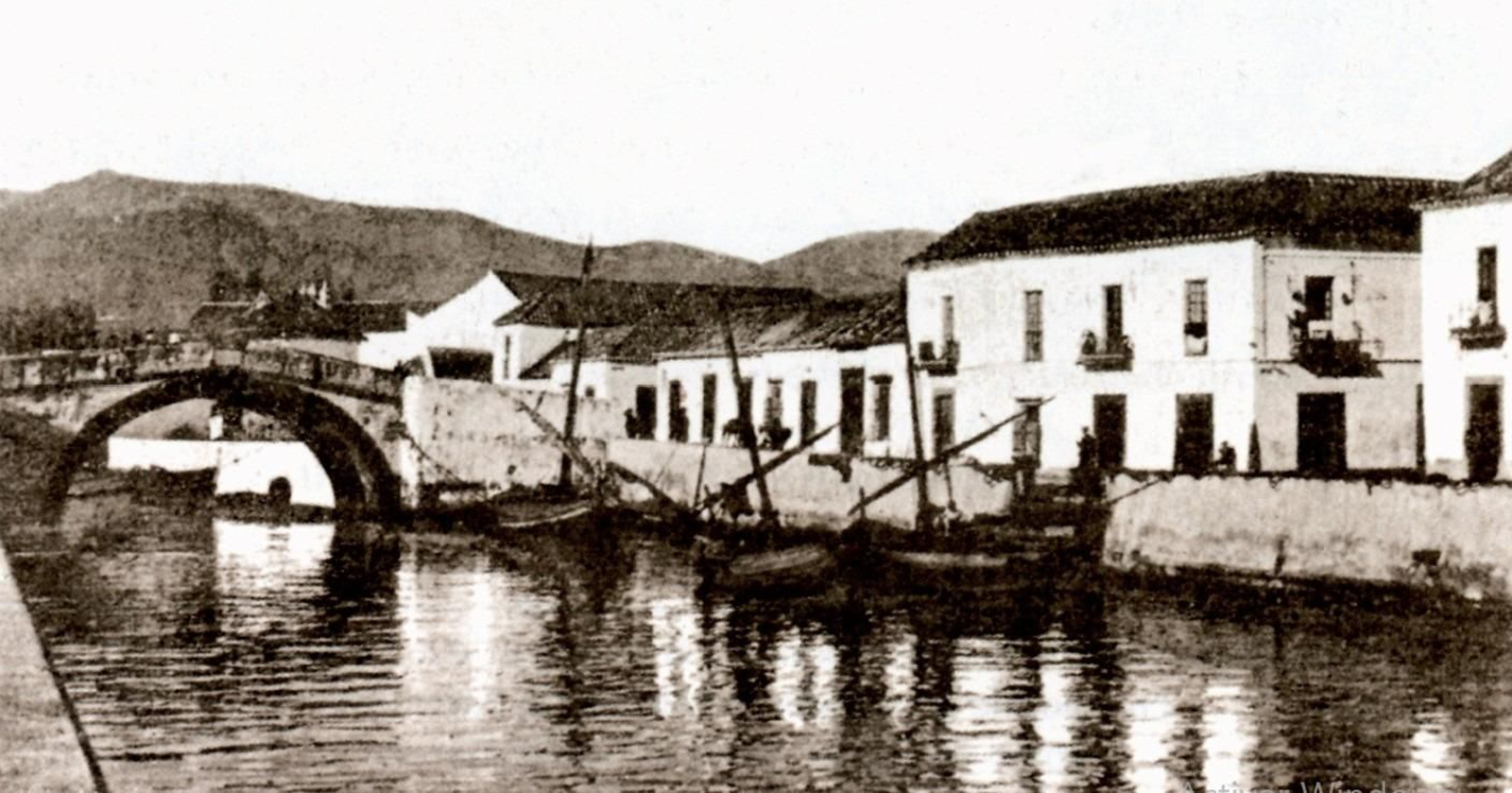 Curso bajo del río de la Miel cercano a su desembocadura. Ese muro es el que se debía reconstruir según el proyecto de Juan Martínez Villa.