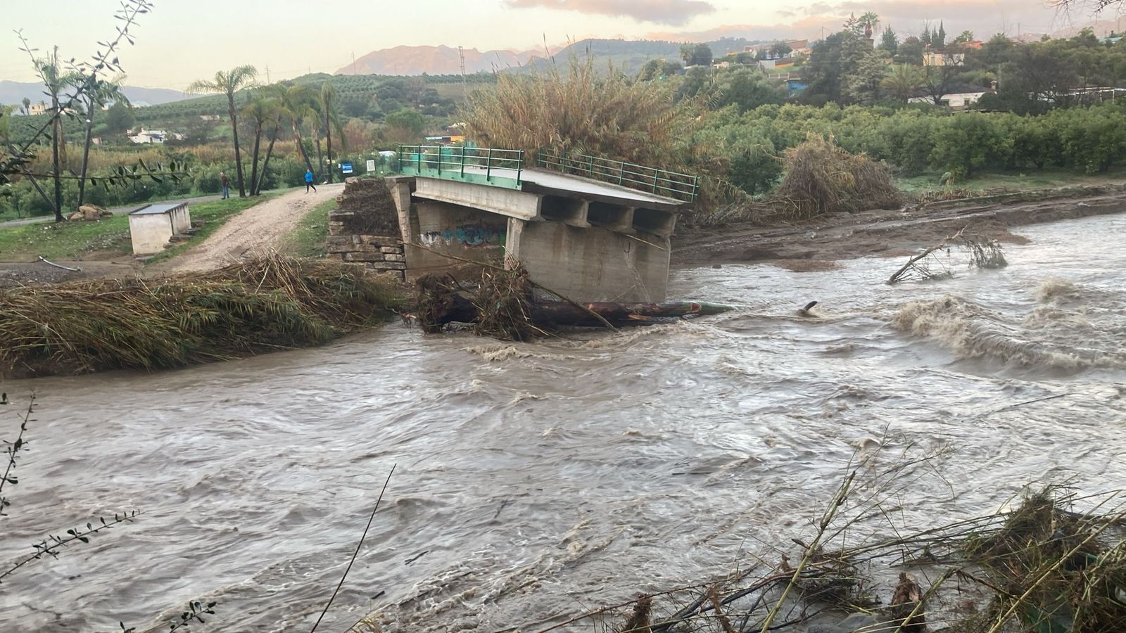 El Puente de Las Valencianas, completamente caído en Coín.