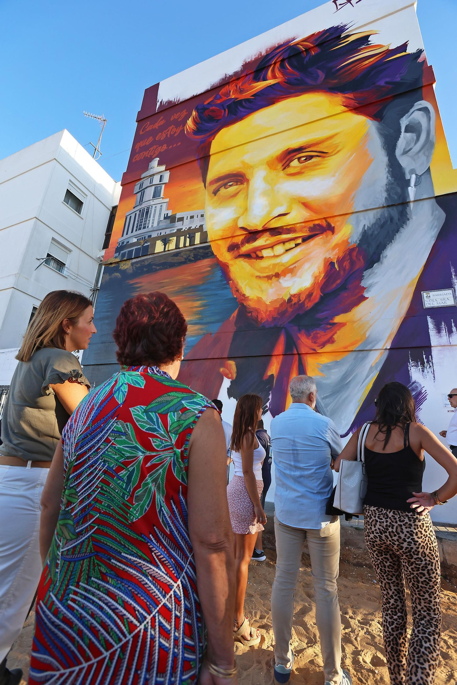 Imágenes de la inauguración del mural homenaje a Manuel Carrasco en Isla Cristina