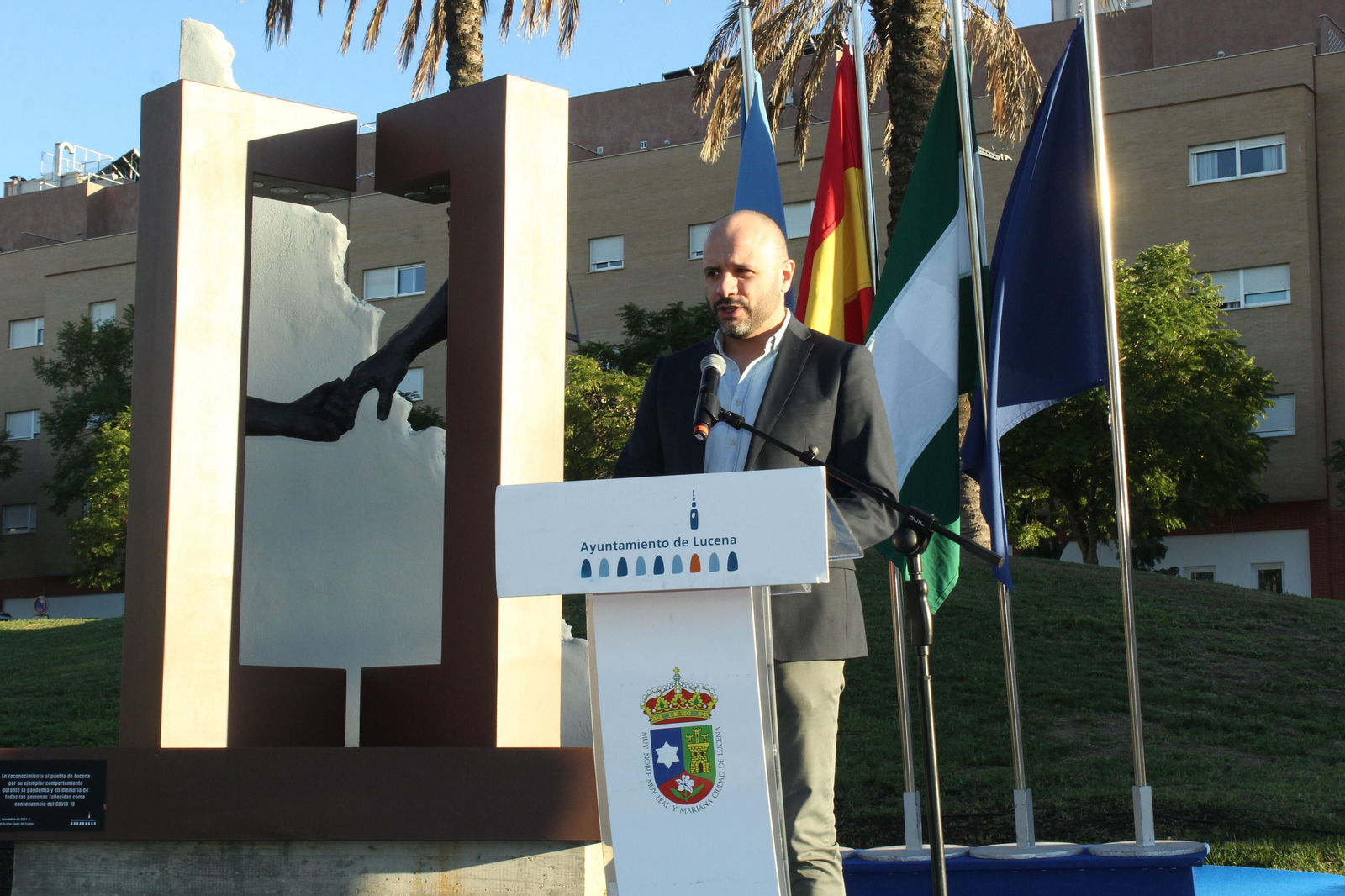 La inauguración de la escultura en recuerdo de las víctimas del Covid en Lucena, en imágenes