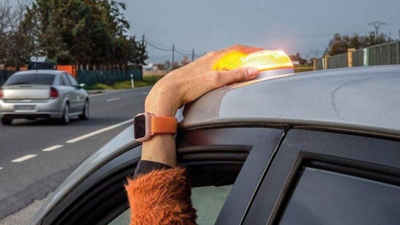 Las balizas V16 deberán colocarse en el techo del coche