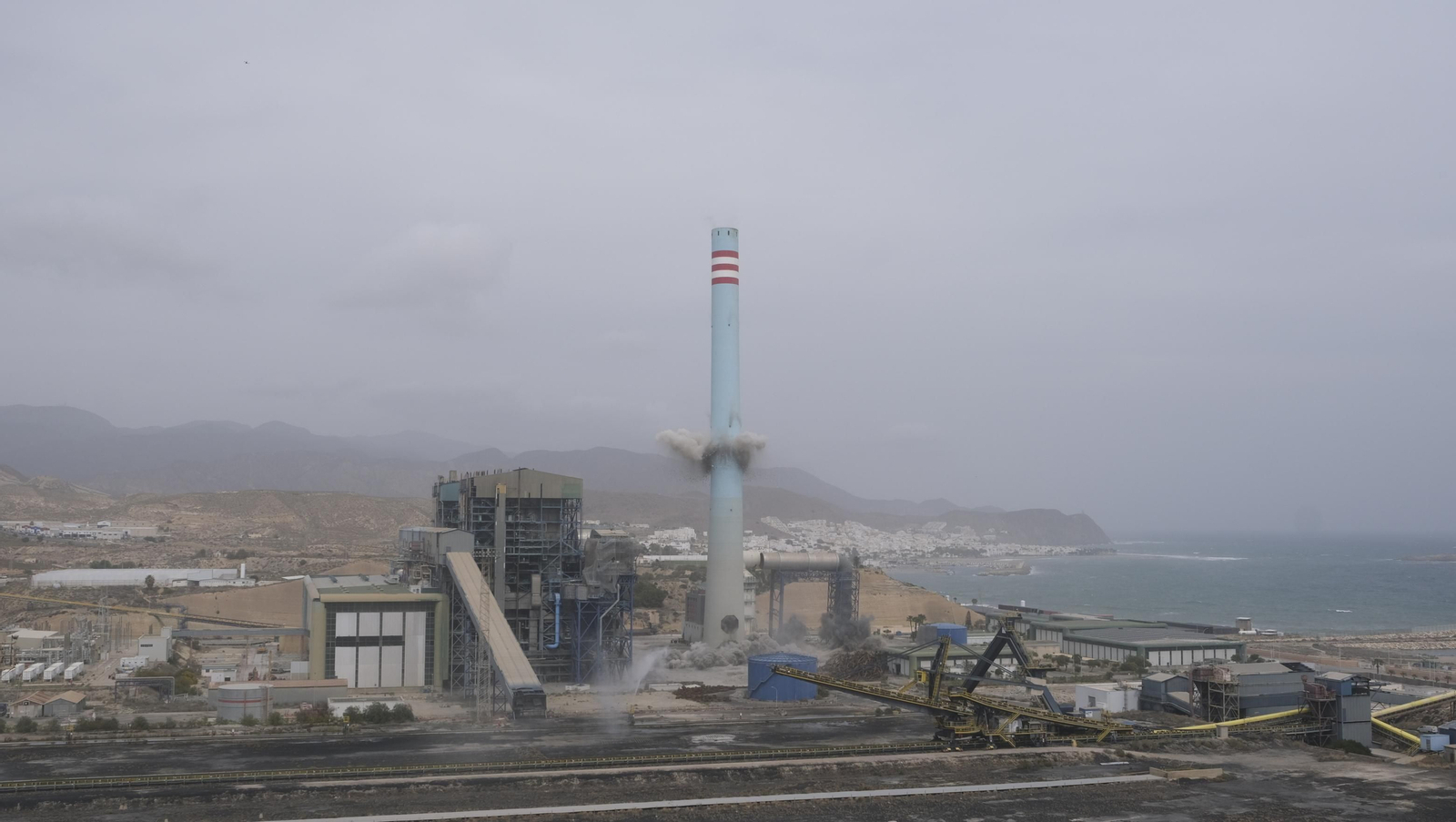 El derribo de la Torre Litoral de Endesa en Carboneras, en imágenes