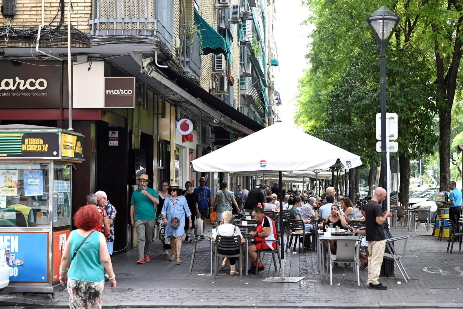 Gente en un local de la avenida de Barcelona