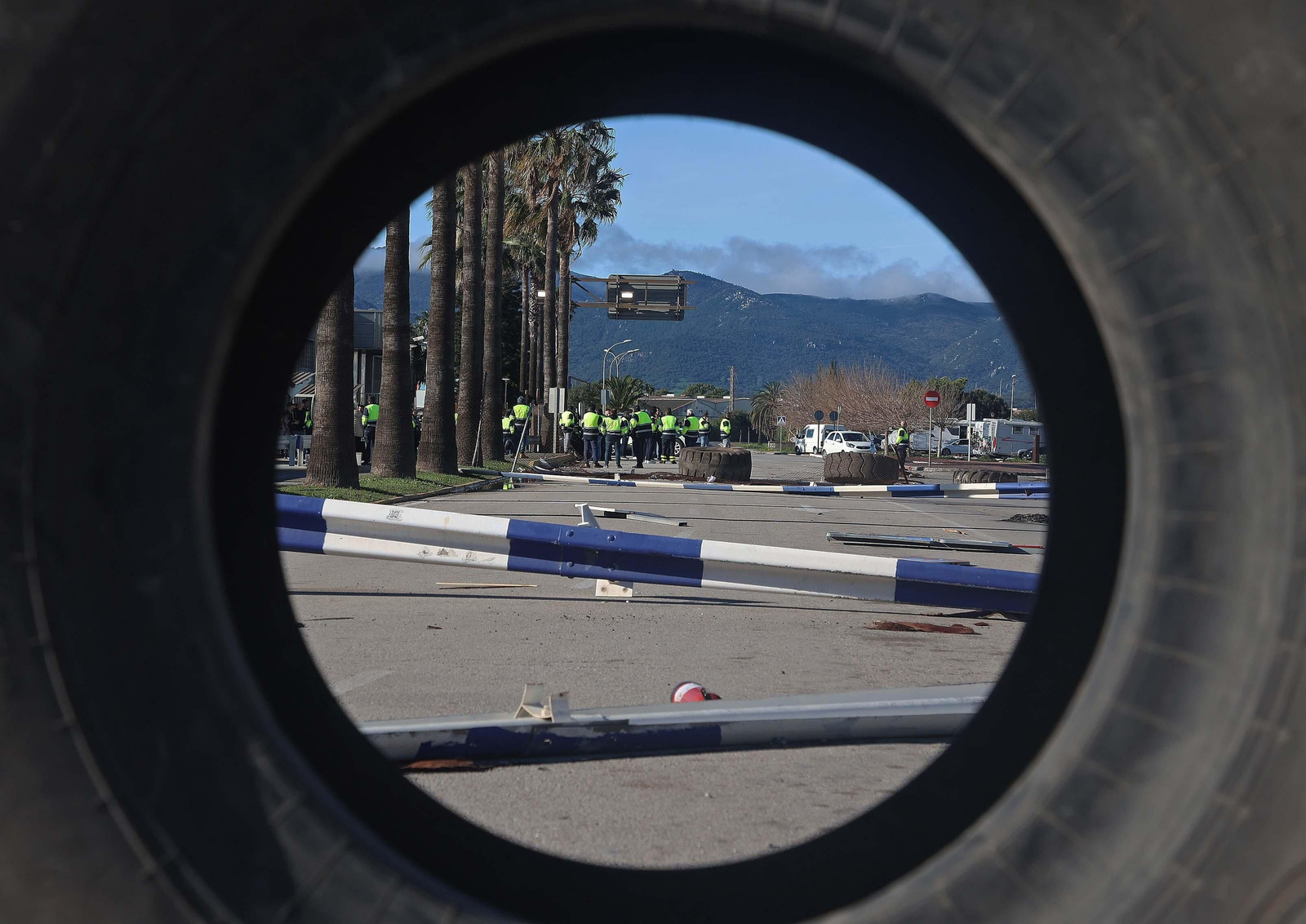 Imágenes del corte de la A7 por los trabajadores de Acerinox en huelga