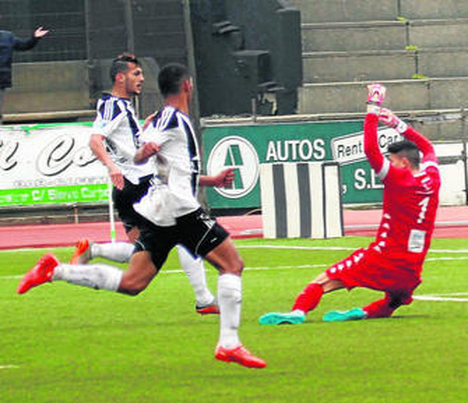 Instante en que el disparo de Stoichkov supera a Luismi Tovar y se convierte en el dos-cero.