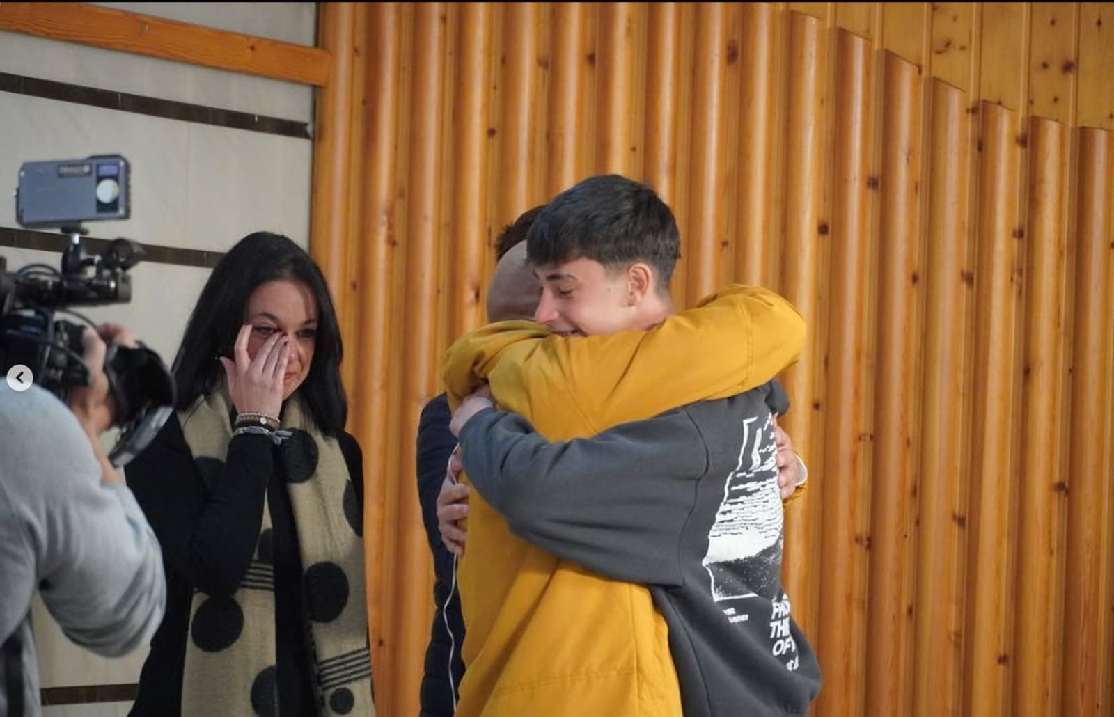 Julio se funde en un abrazo con el padre del chico al que rescató del tren en Adamuz.