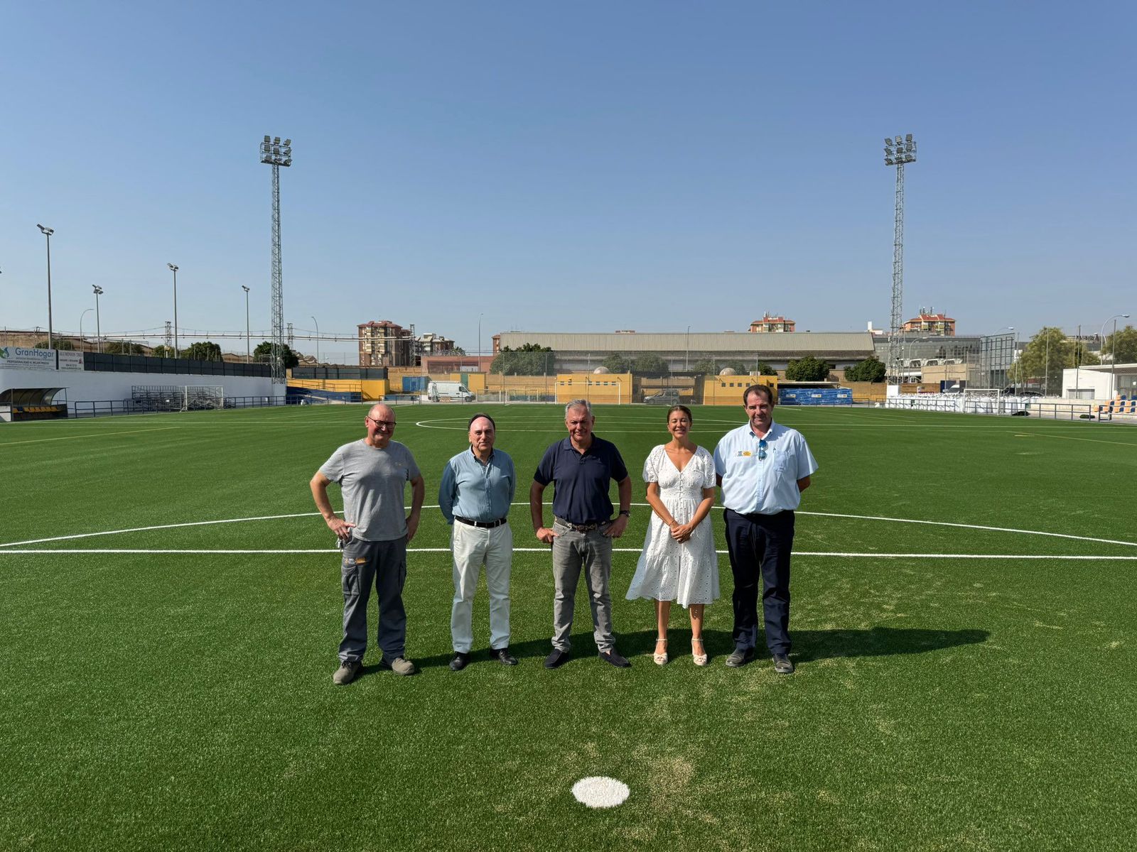 El alcalde de Sevilla, en uno de los centros deportivos que se reformará.