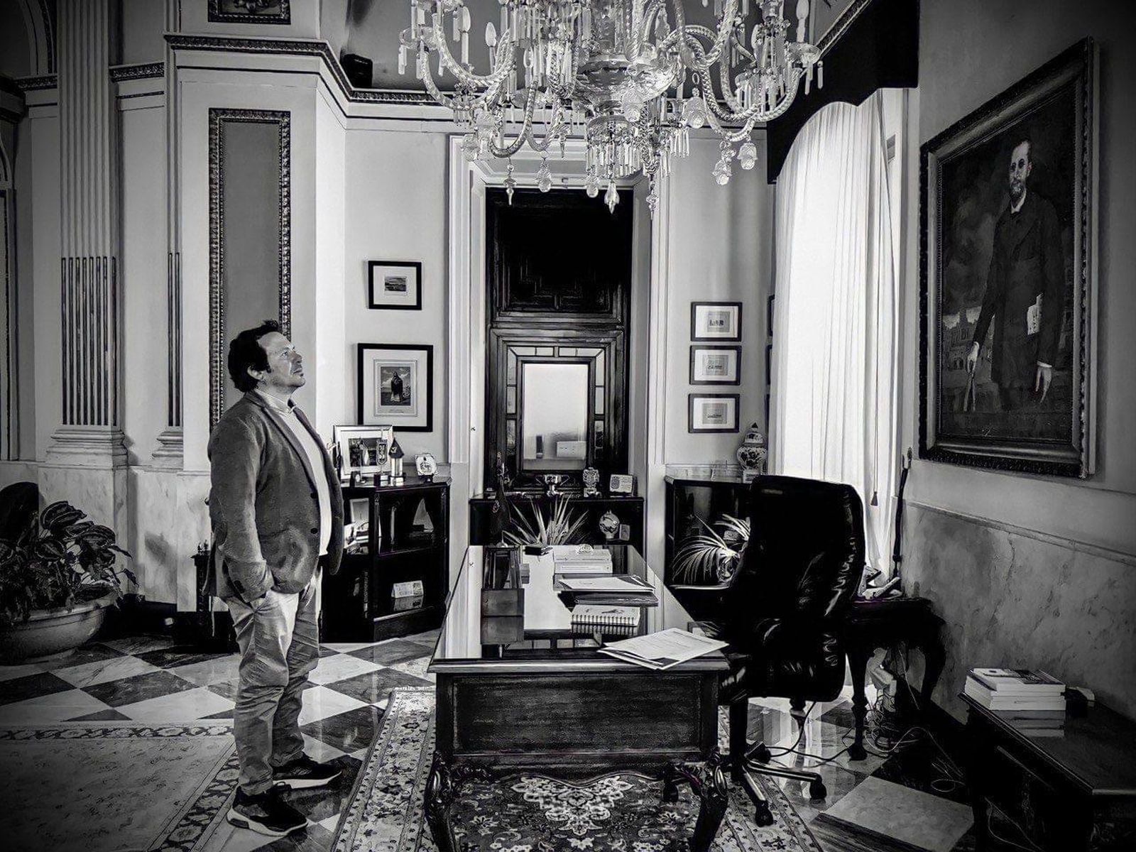 Un trotskista rezándole a un anarquista