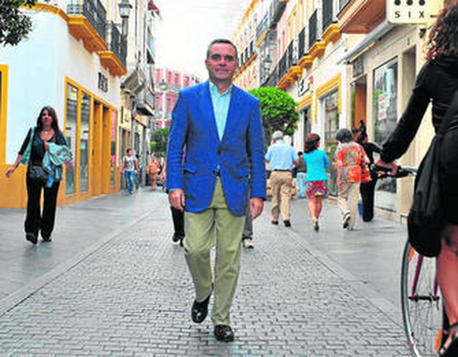 Juan Bueno, paseando por el centro de Sevilla a primera hora de la mañana de ayer.