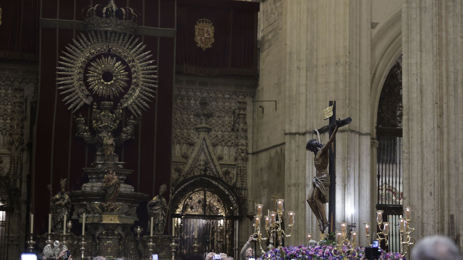 El Cristo de los Javieres en la Catedral para comenzar el rezo del Vía Crucis
