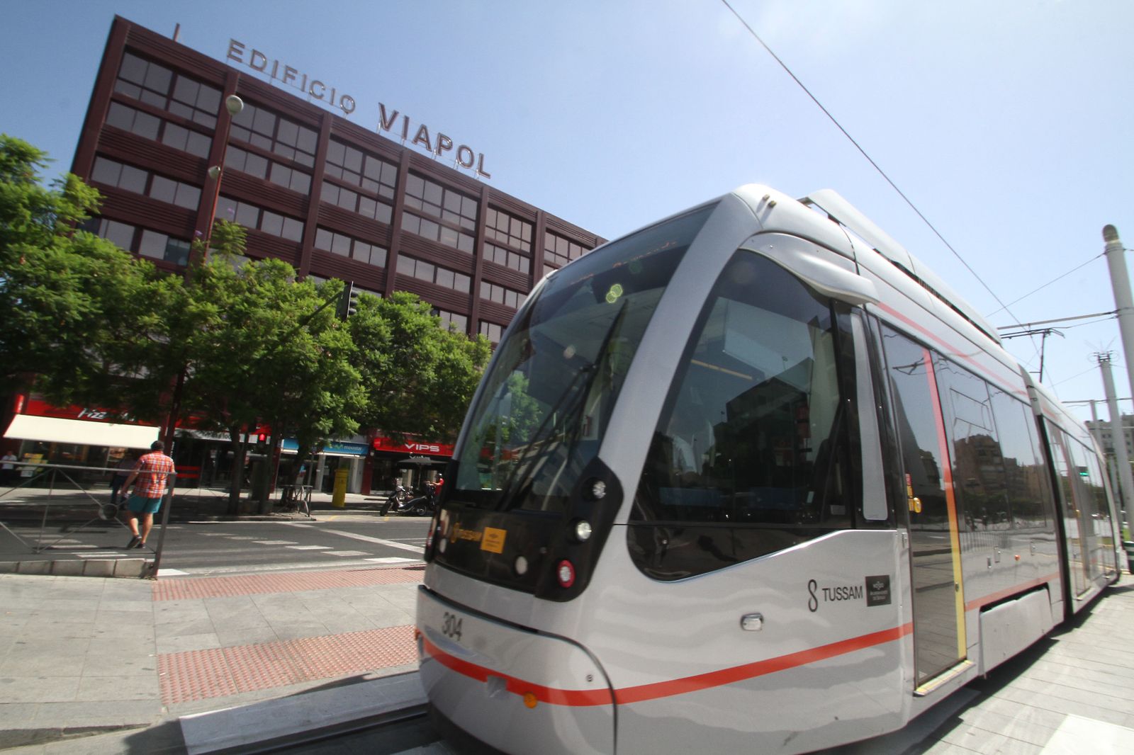 Un tranvía junto al edificio Viapol.