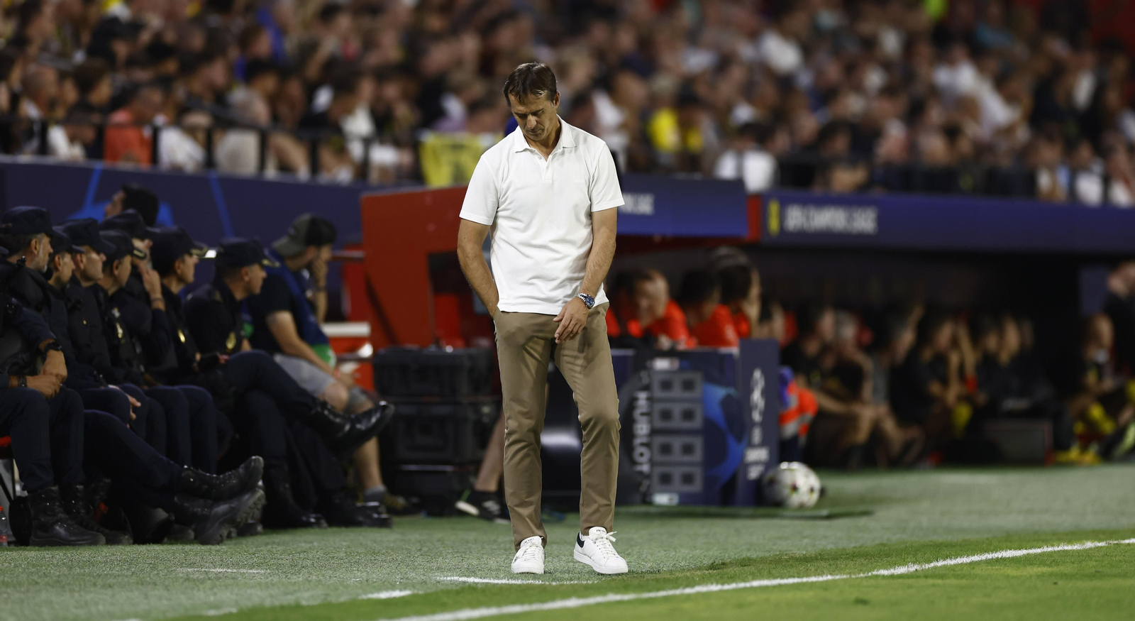 Lopetegui, cabizbajo durante el partido contra el Borussia Dortmund.