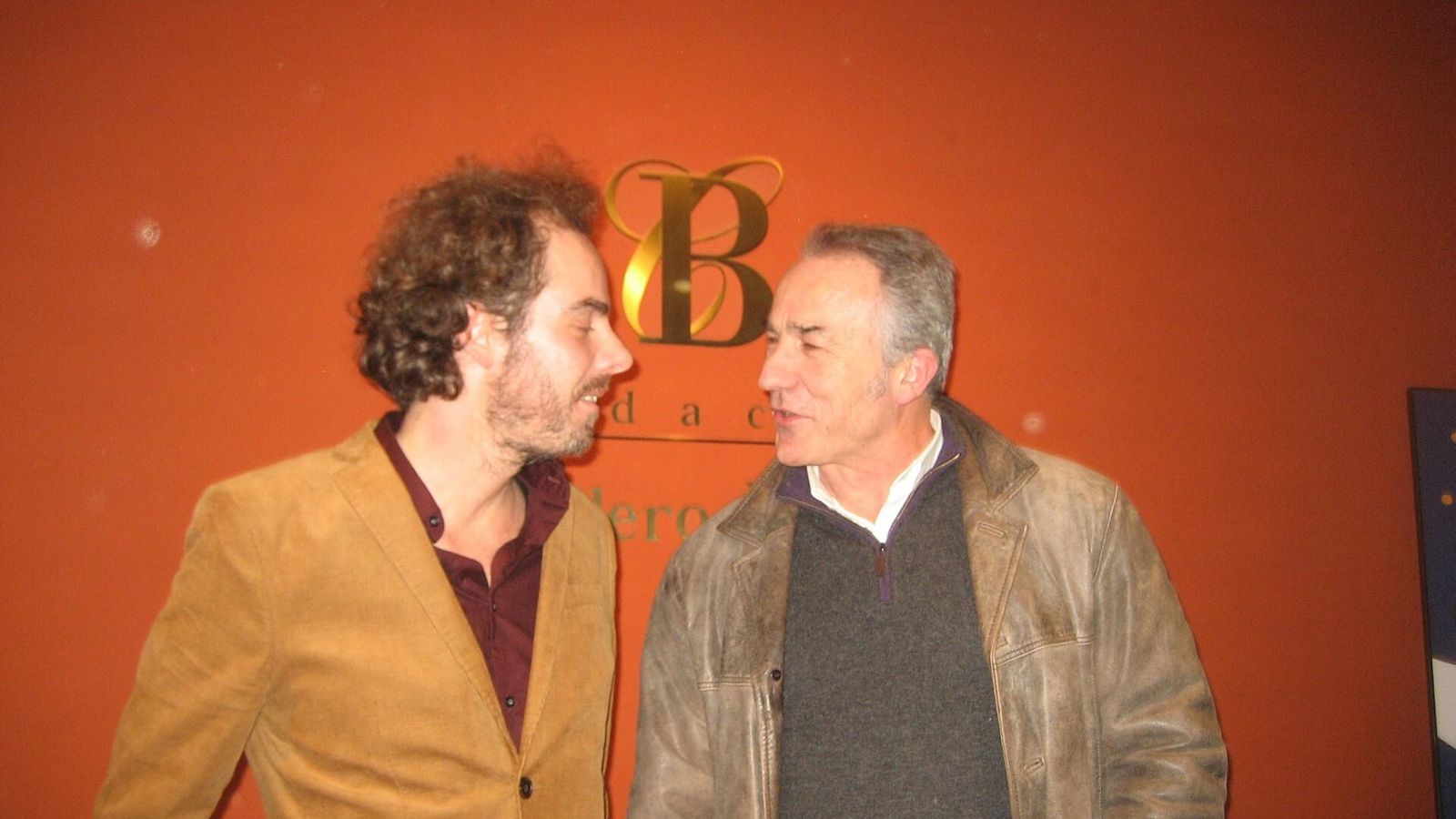 El compositor Julio de la Rosa (izquierda), felicitado por el autor del artículo.