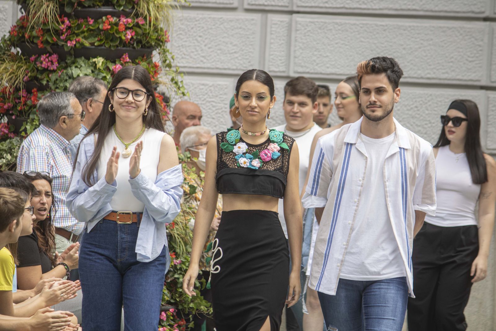 Día Internacional del Reciclaje con un desfile de moda reciclada, en imágenes