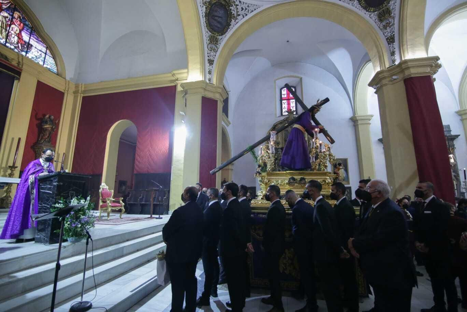Salida del vía crucis de Nazareno en San Fernando