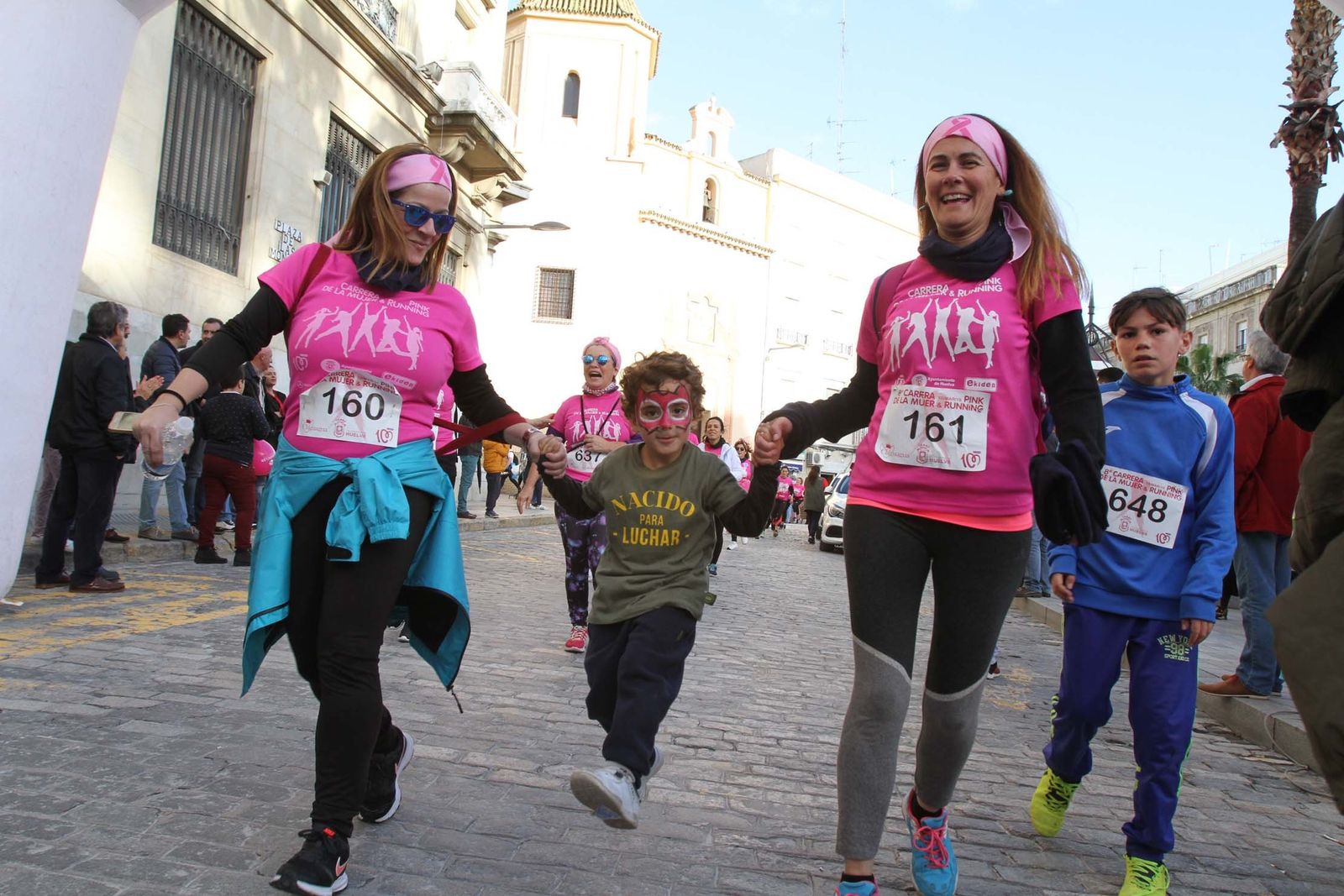 Imágenes de la Carrera contra el cáncer de mama de Huelva.