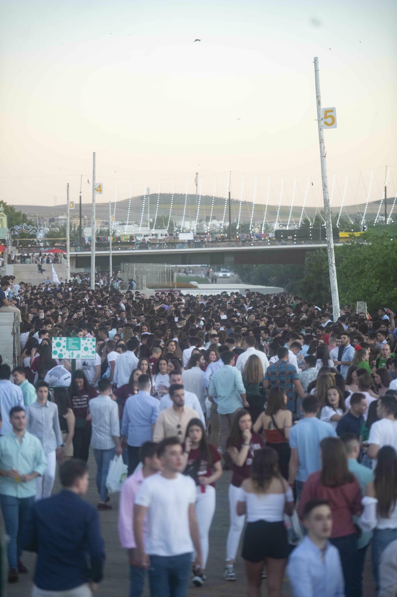 El botellón y la calle del Infierno de la Feria, en imágenes