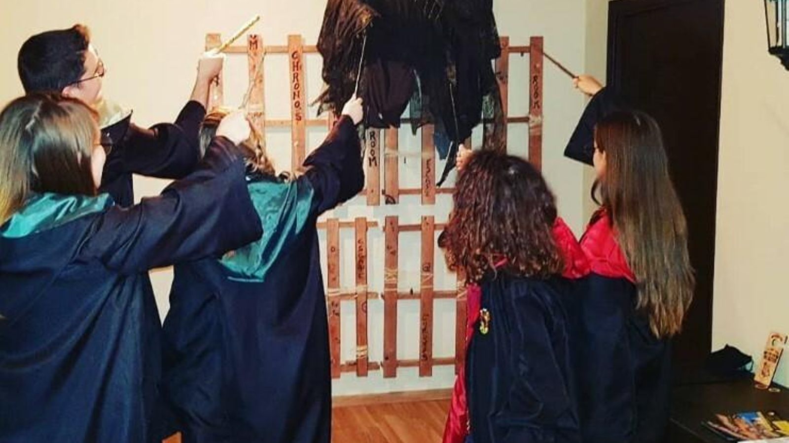 ¡Ay, si Lord Voldemort levantara su cabeza sin nariz! ¡Ay, si Lord Voldemort levantara su cabeza sin nariz!