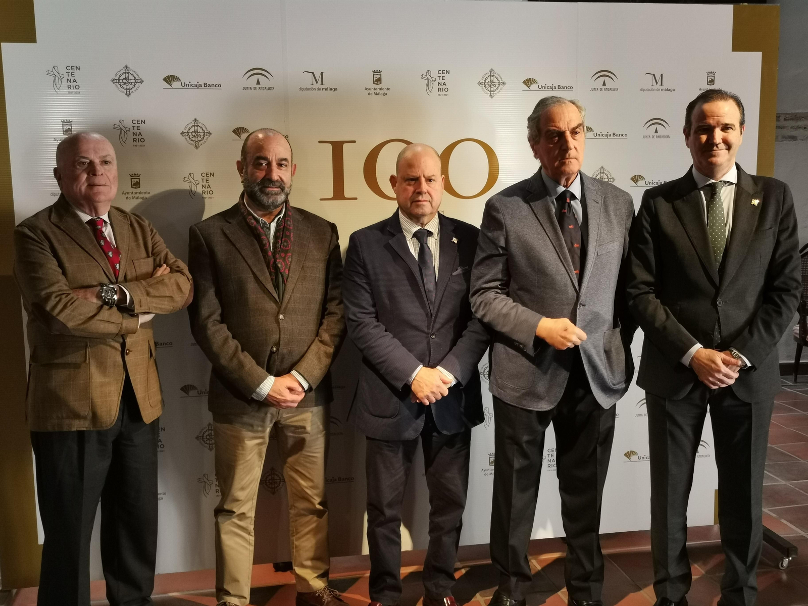Pablo Atencia junto a miembros de la comisión Centenario en la sede de la Agrupación de Cofradías.