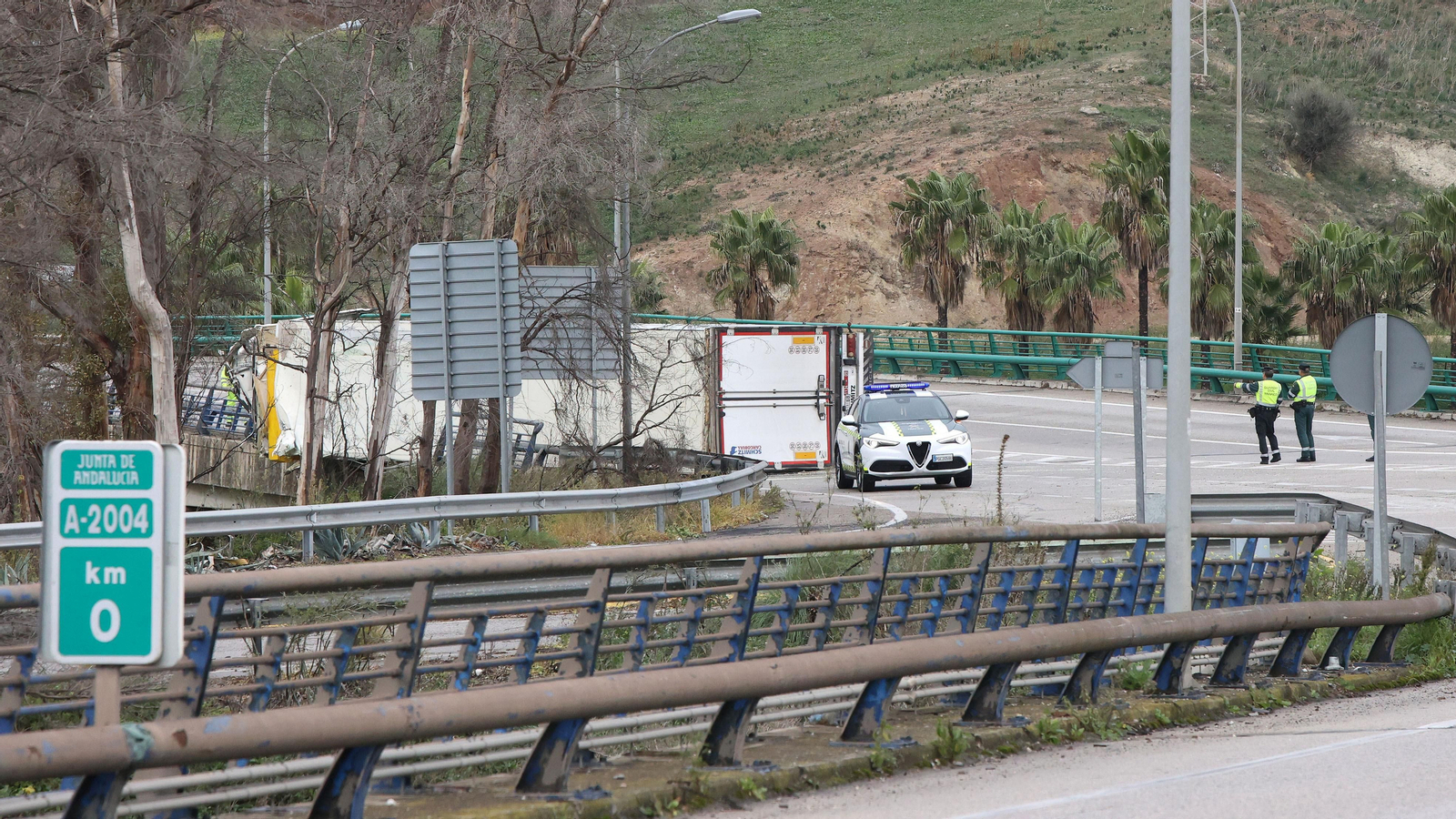 Accidente de un camión en la A-2004 junto a la salida de la autopista de La Cartuja