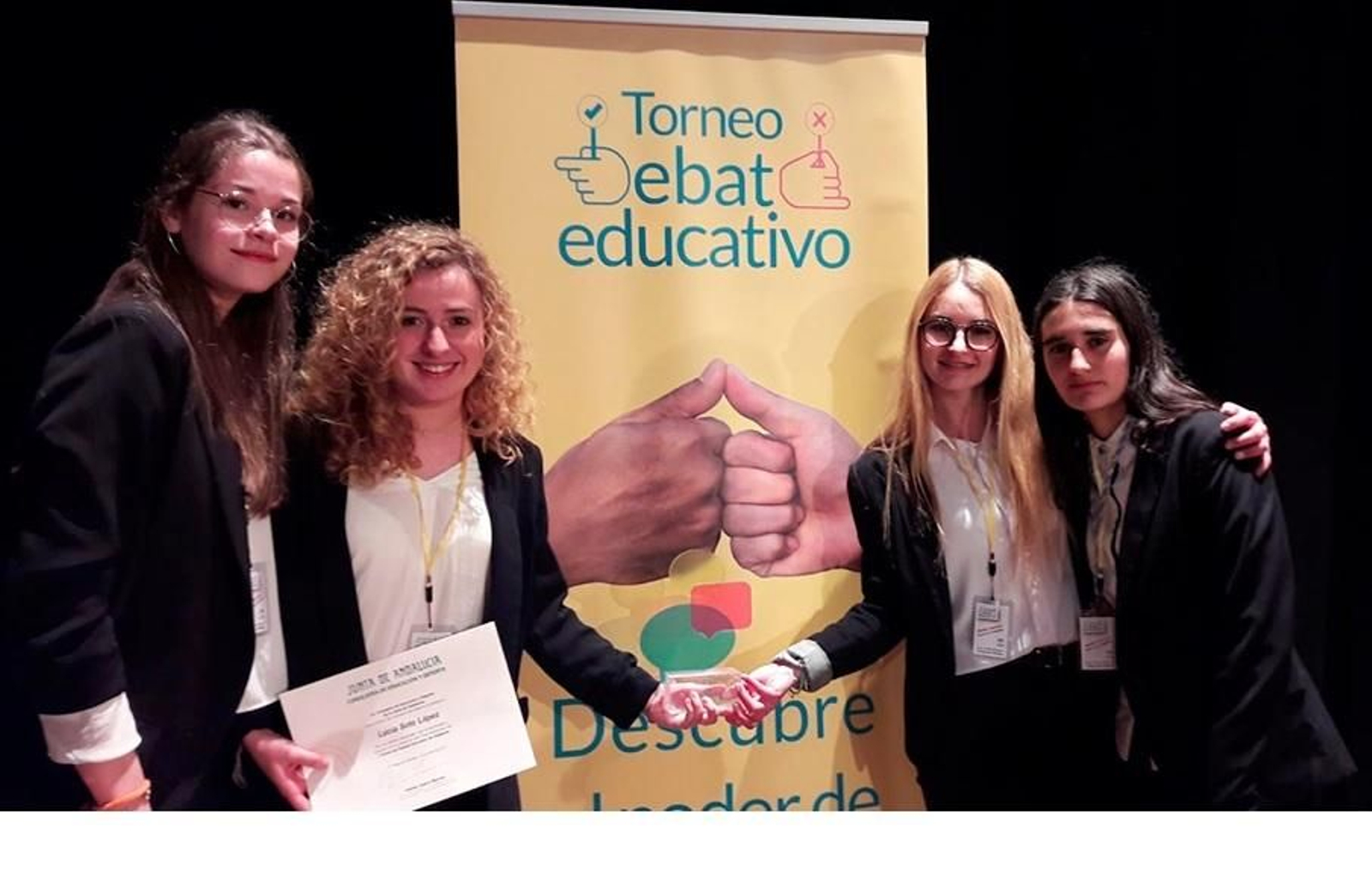 Las ganadoras del I Torneo de Debate Educativo.
