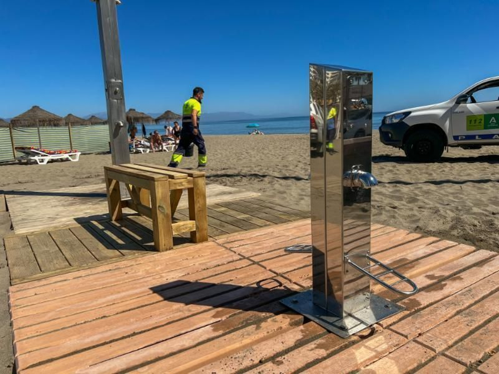 Un operario instalando nuevo mobiliario de playa en Benalmádena.