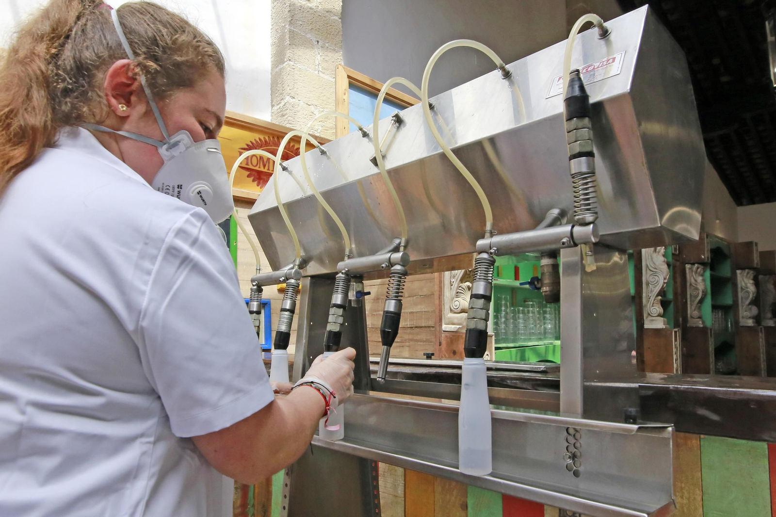 Imágenes de la iniciativa de los 'Costaleros Solidarios' contra el coronavirus en Jerez