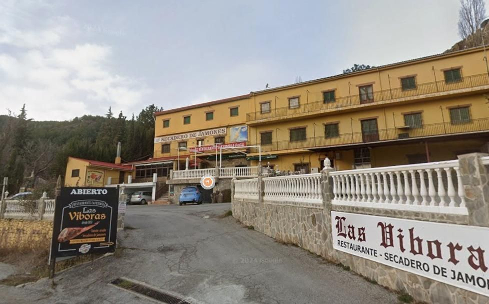 Las Víboras está en plena carretera de Sierra Nevada y está especializada en comida tradicional.