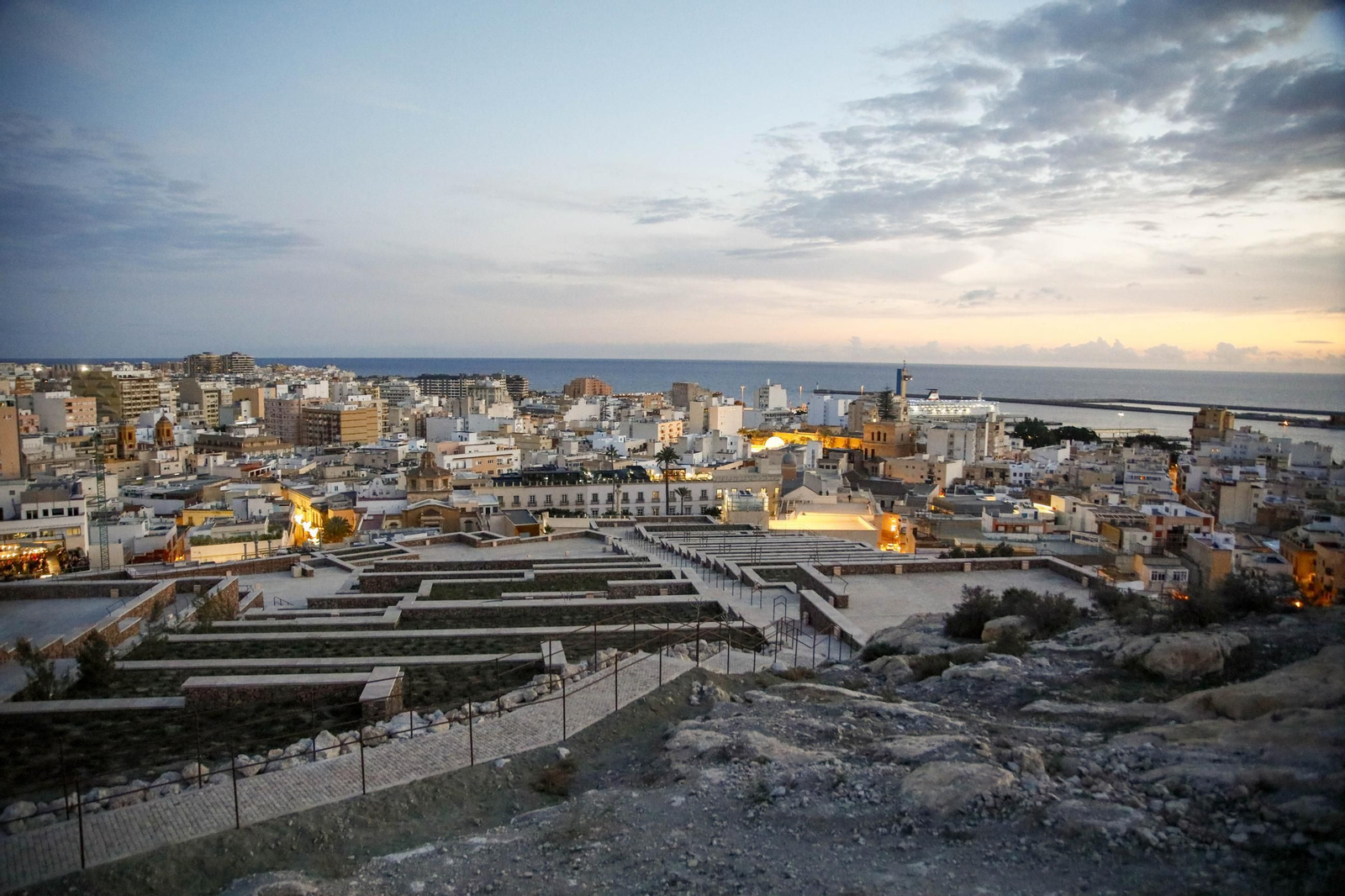 Las mejores imágenes del encendido de luces en el Cerro de San Cristobal de Almería