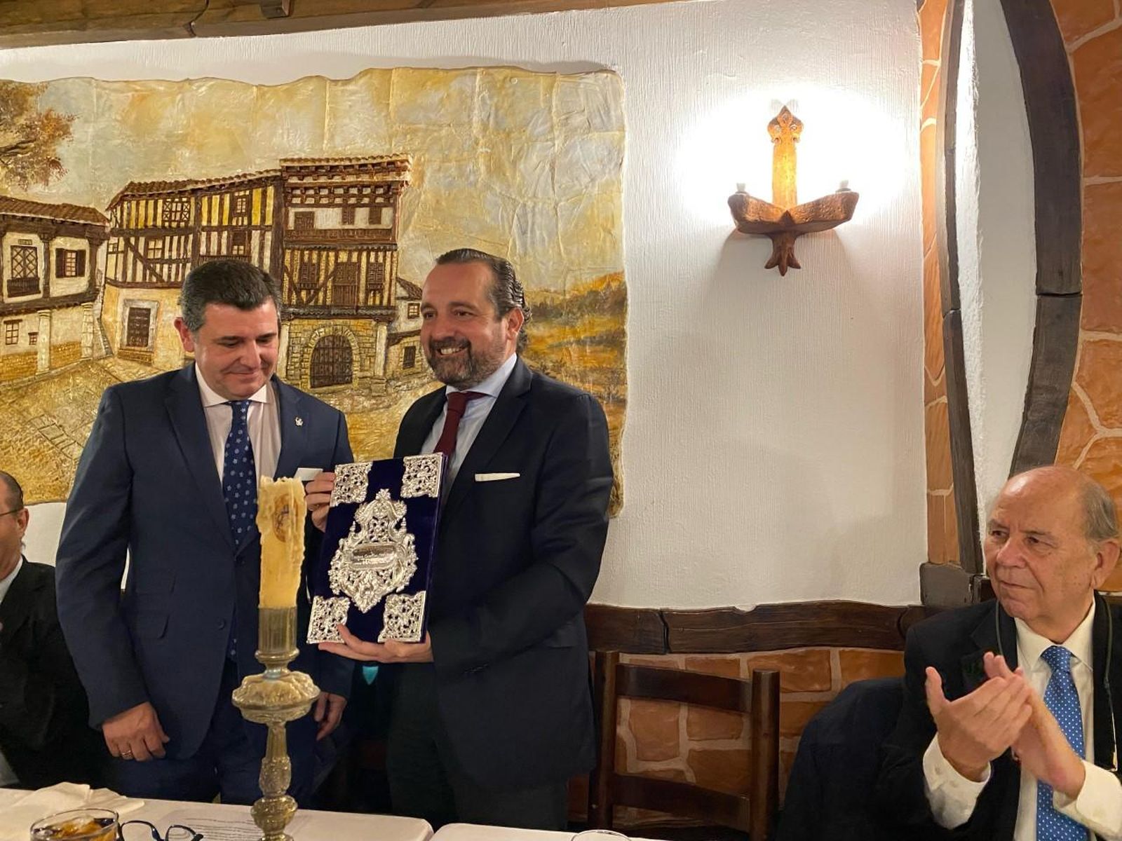 Entregas de las tapas del pregón a Enrique Casellas