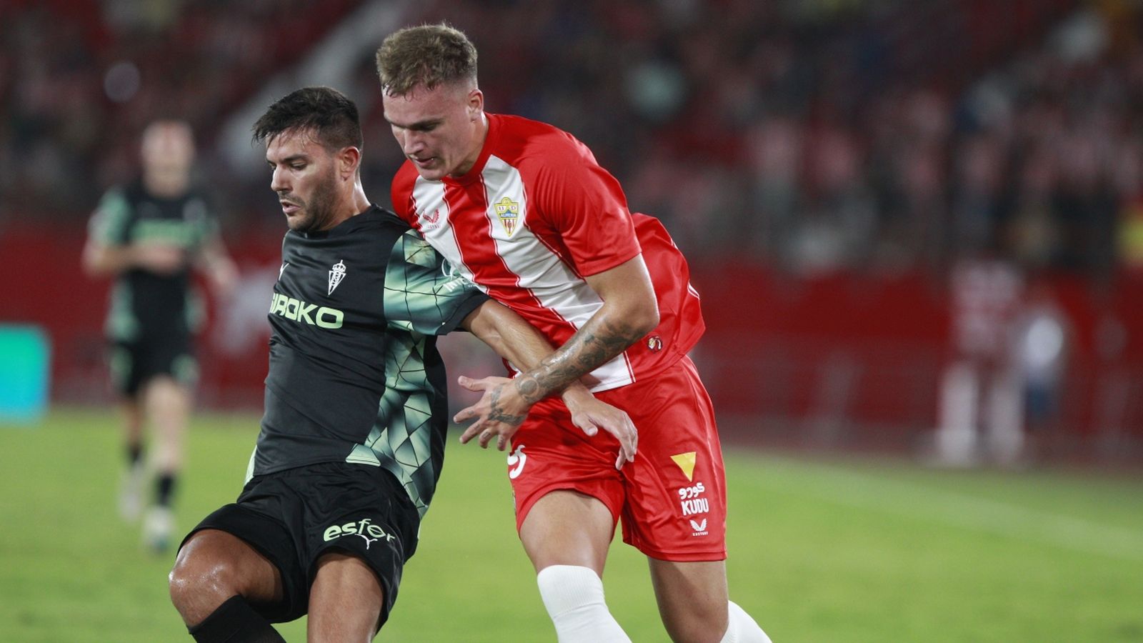 Marezi busca recuperar un esférico en el duelo contra los asturianos.