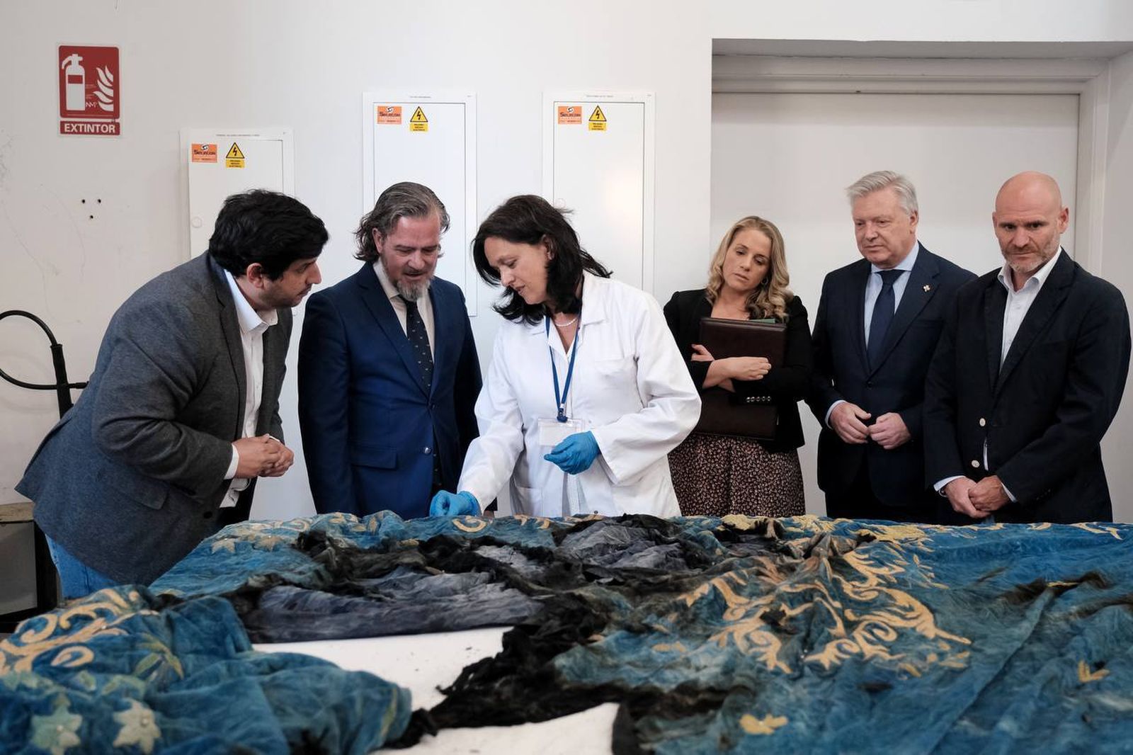 El manto de la Virgen de Afligidos depositado en el IAPH.