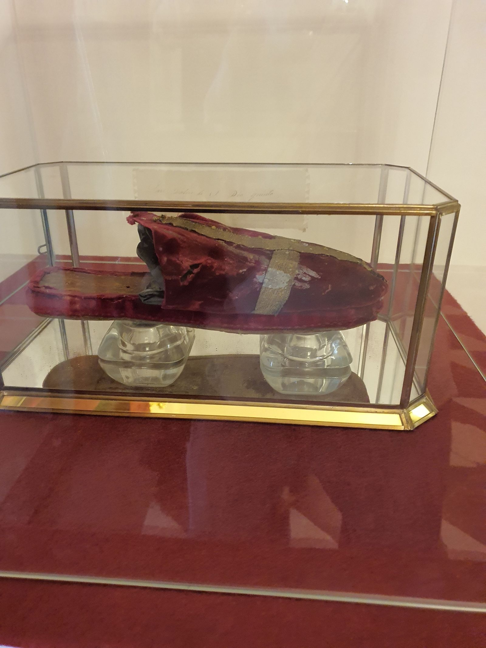 La pantufla de Pío V que hay en el camarín de la Virgen del Rosario