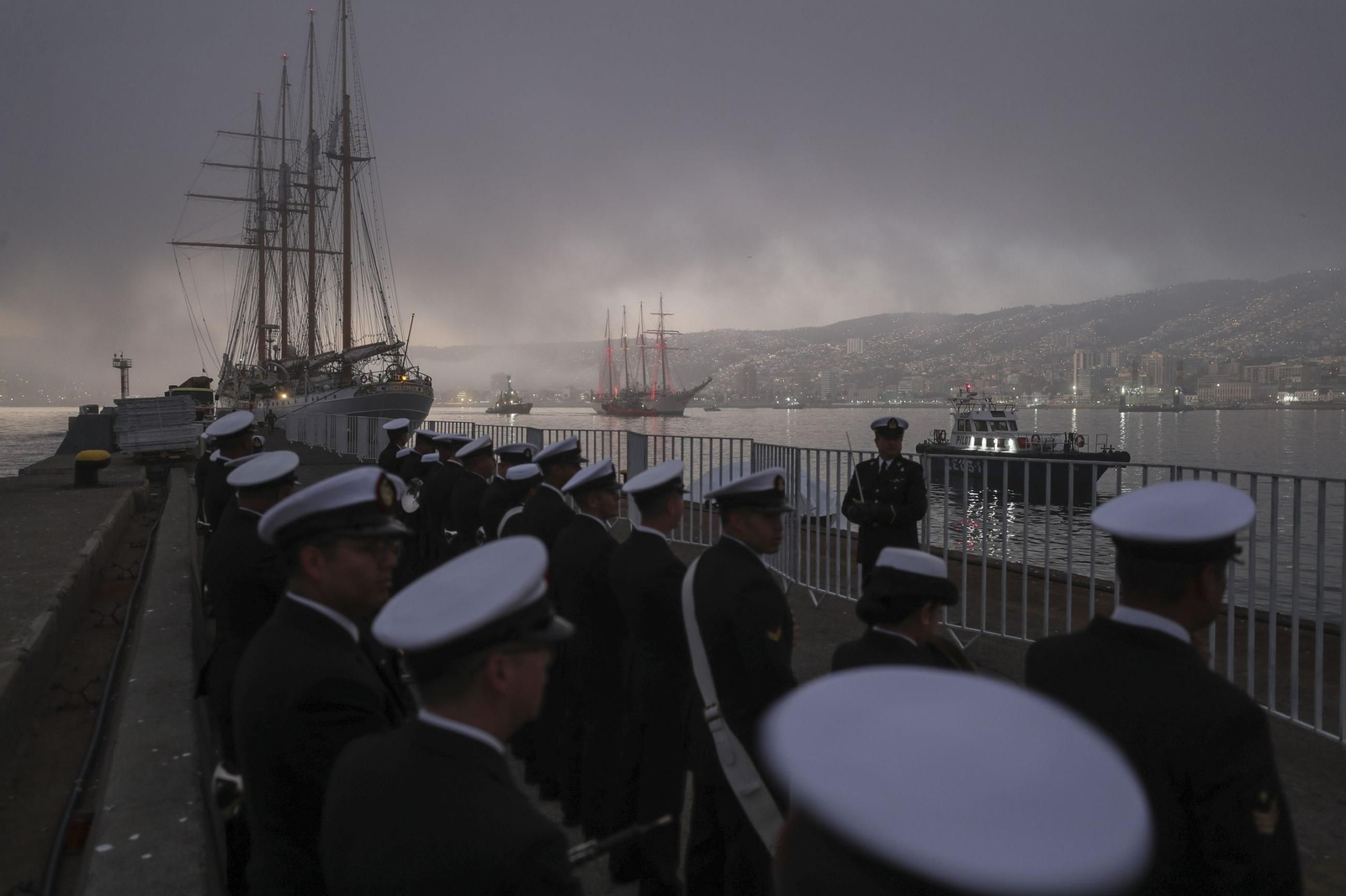 Las imágenes de la llegada del 'Elcano y la Princesa Leonor a Valparaíso