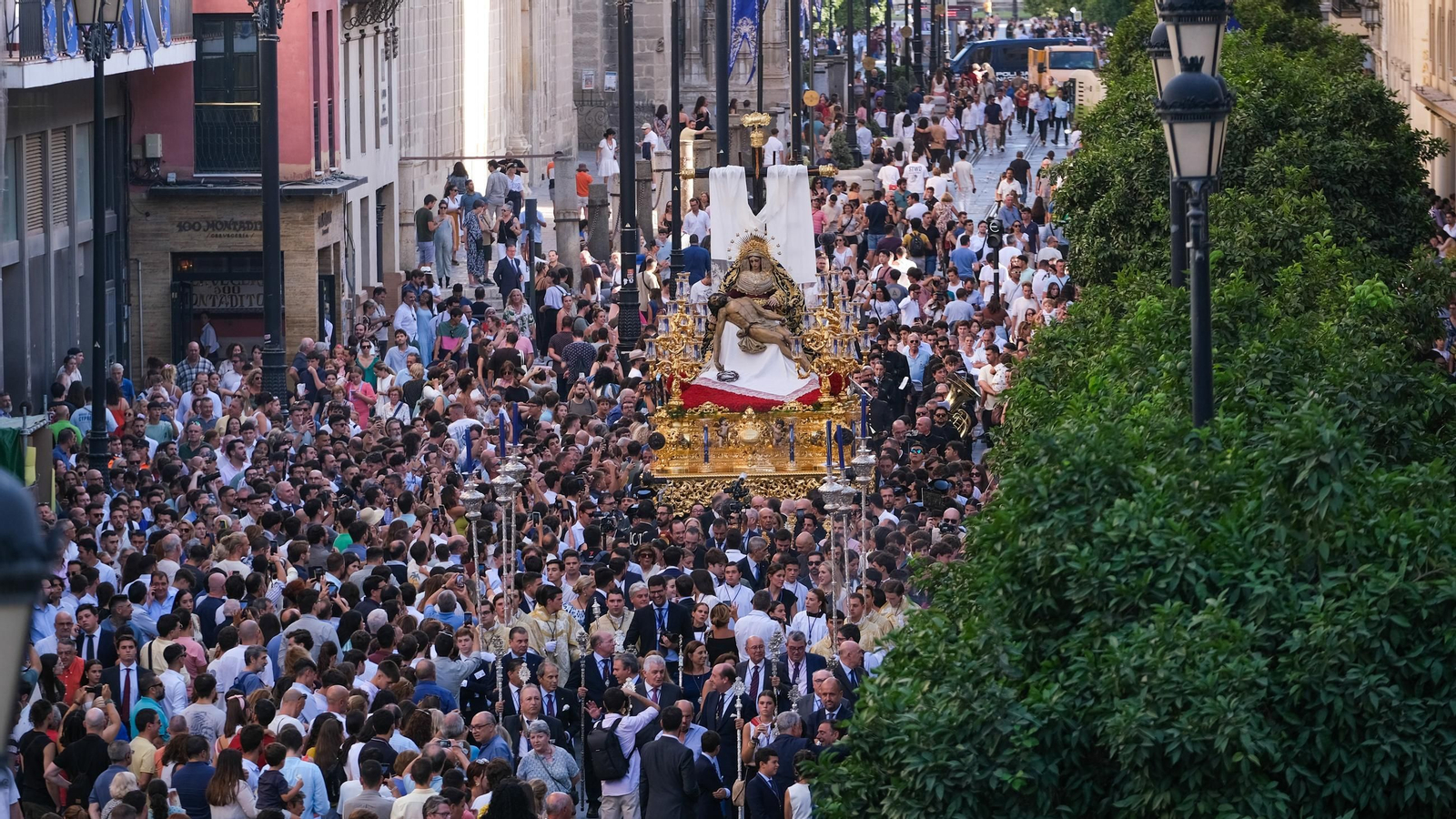Procesión de regreso de la Piedad del Baratillo Coronada